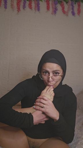 Sucking My Feet and Anal Dildo Mia Niqab