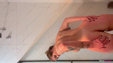 Loira PELADA passa óleo nos pés e GOZA no chuveiro