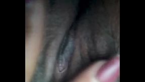 Colegiala con la chucha mojadita