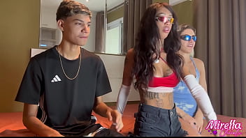 4 AMIGOS NOVINHOS FAZEM FESTA DO PIJAMA E TERMINA EM SURUBA , UM DELES ERA VIRGEM