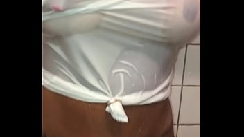 Trecho - Esposa se exibindo para o comedor tomando banho bronzeada e de camiseta molhada depois da praia. - Completo no XVIDEOS RED