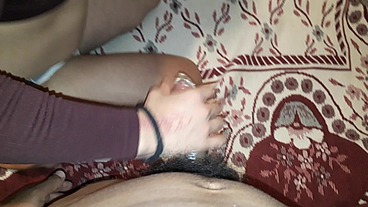 Vecino le miente a su esposa que saldrá tarde de trabajar para cogerme por mi ano