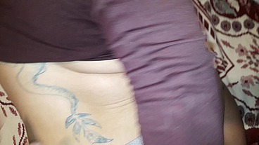 Vecino le miente a su esposa que saldrá tarde de trabajar para cogerme por mi ano