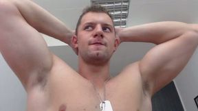 Muscle Hunk Gives Audience a Nice View