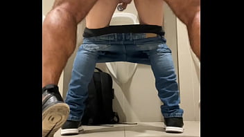 Fodeu o faxineiro que estava abrindo o banheiro do shopping.