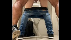 Fodeu o faxineiro que estava abrindo o banheiro do shopping.