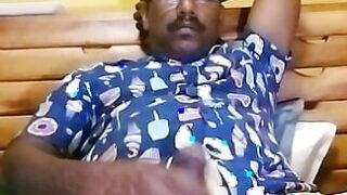 Gros plan intense sur webcam : un homme indien enfonce profondément son énorme pénis dans son propre anus.