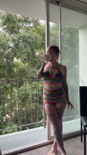 Curvy brunette reveals a surprise after setting her coffee down
