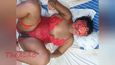 Preta safada gemendo gostoso e querendo porra no rabo( réveillon 2005 )