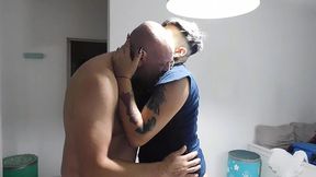 la puta le tira la plata encima, para que le rompa el culo muy duro y se lo llene de leche