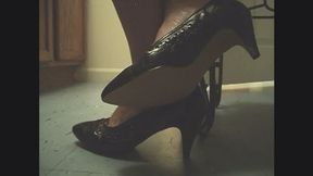 In Shoe Toe Wiggling IN Black Heels