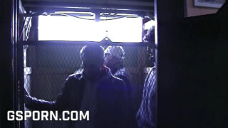 Hanyag szopás és durva anális döngetés vad meleg csoportos orgiában forró gecilövésekkel