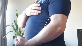 Kövér meleg medve kurva házi készítésű szóló sztriptíztízt végez, ami intenzív anális dörömböléshez vezet