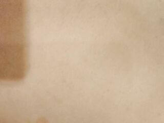 xxx filmy faceta fitness leżącego na łóżku