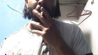 Homens gays sarados com pênis enormes se masturbam antes de penetrarem uns aos outros.