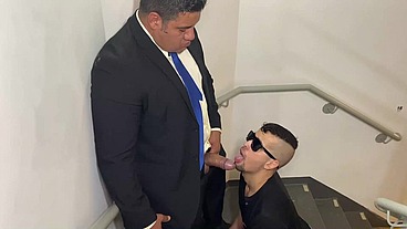 Encontrei esse macho do pauzao grosso 🍆 nas escadas e fomos desenrolar no apto dele 😈😈😈