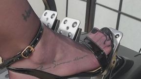 Latex, tacchi e nylons: gas e sborra sul pedale!