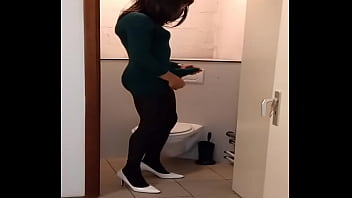 Eva Des, jeu en solo toilette publique
