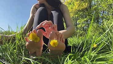Footfeet in the park on the grass