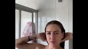 Celia Lora disfrutando la ducha