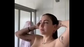 Celia Lora disfrutando la ducha