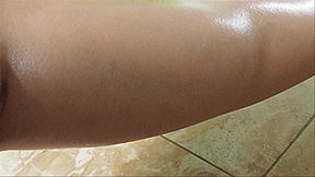 THOSE OILY, SINEWY LEGS ARE MADDENING!MP4