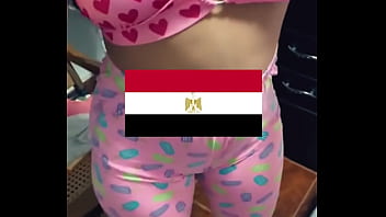 فضيحة محصل الكهرباء زبه كان واقف و انا بحاسبه و لابسه بيجامة قطن ضيقة على طيازى دخل ورايا الاوضة و حاسبته
