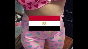 فضيحة محصل الكهرباء زبه كان واقف و انا بحاسبه و لابسه بيجامة قطن ضيقة على طيازى دخل ورايا الاوضة و حاسبته