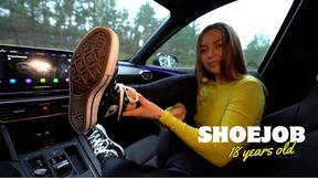 She did a shoejob in her Converse in my car [4K]