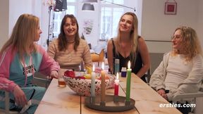 Ersties - Geile lesbische Action w&#x00E4;hrend Jenga-Spiel