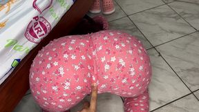 engane a mi hermosa hijastra para que busque de bajo de la cama para verle su gran culo