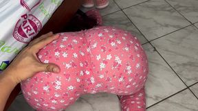 engane a mi hermosa hijastra para que busque de bajo de la cama para verle su gran culo