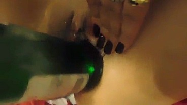 metiendose una botella de gancia hasta el fondo