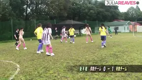 Slut moans as she gets fingered before a hard fuck by two huge cocks