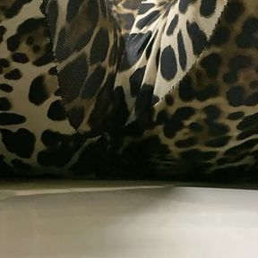 I piss in my new Leopard Leggings!