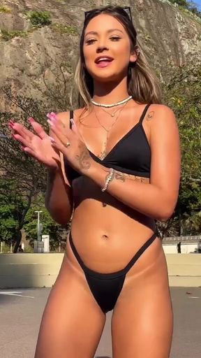 Amateur onlyfan shows off her ass