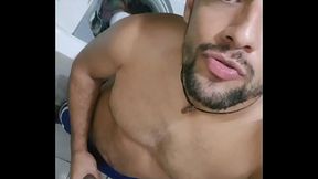 Fui lavar roupas na lavanderia e lembrou das roladas que levou no cuzinho logo cedo e gozou na punheta