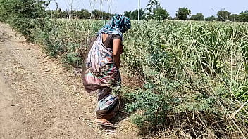 कोमल खेत में मूत रही थी कि मालिक ने चुपके से आकर बैठ कर घर ले गए