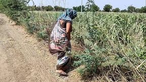 कोमल खेत में मूत रही थी कि मालिक ने चुपके से आकर बैठ कर घर ले गए