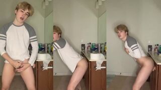 Oliverleexxx pounds himself with a fake cock in hot solo action