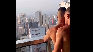 MALOCA SENDO FUDIDO POR AMANTE ENQUANTO O MARIDO ASSISTIA.