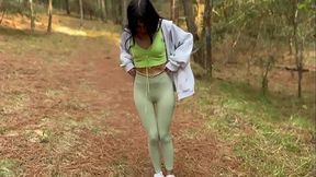 Karol smith seduce y hace sexo oral a un extra&ntilde_o en el bosque