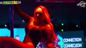 The sexy blonde goes to a men's club in the city of São Paulo a stripteaser.