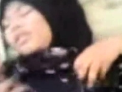 malay- tudung kesedapan kena jolok