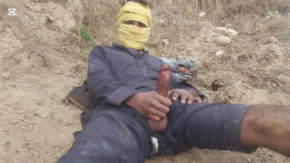 युवा, जोशीले लड़के बड़े लिंगों को सहलाते हैं, नितंबों को चाटते हैं और जंगली 69 मुद्रा के दौरान वीर्यपात करते हैं।