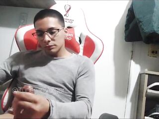Gamer chap jerks off in front of his Stream camera!