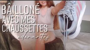 Bâillonné avec mes chaussettes de sport odorantes