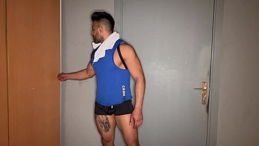 Favio Vador baise bareback le bon gros cul lisse et tatoué de Freddy Salvador