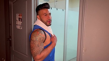 Favio Vador baise bareback le bon gros cul lisse et tatoué de Freddy Salvador