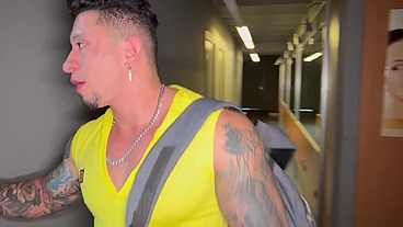 Favio Vador baise bareback le bon gros cul lisse et tatoué de Freddy Salvador
